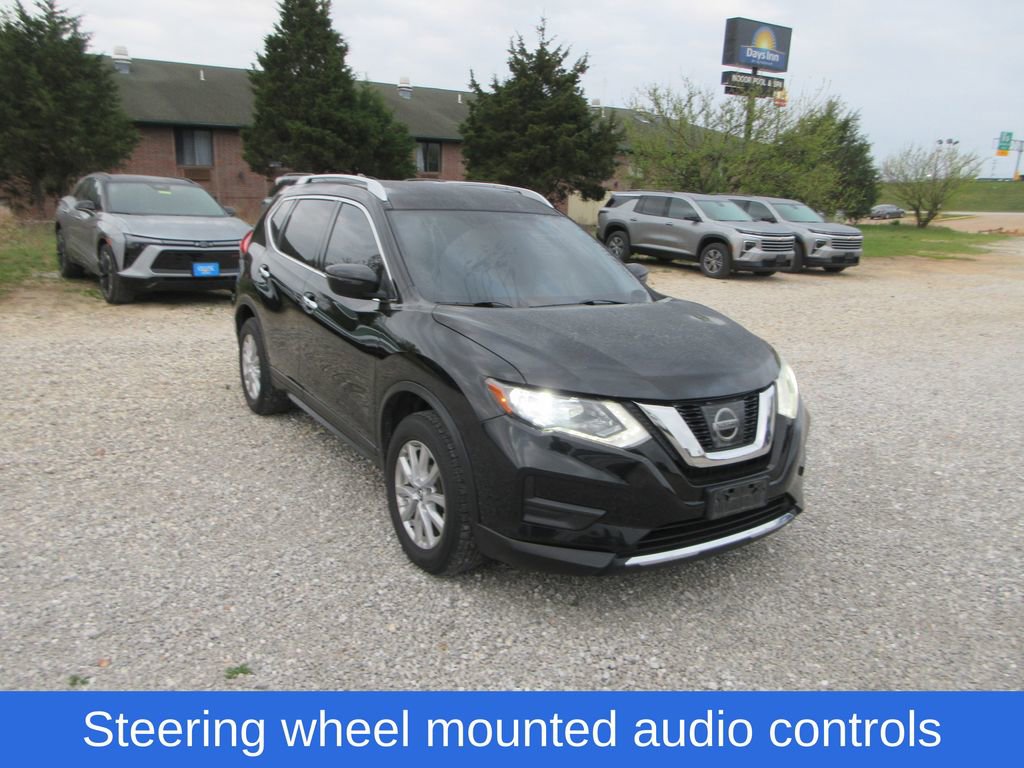 Used 2017 Nissan Rogue SV image 2