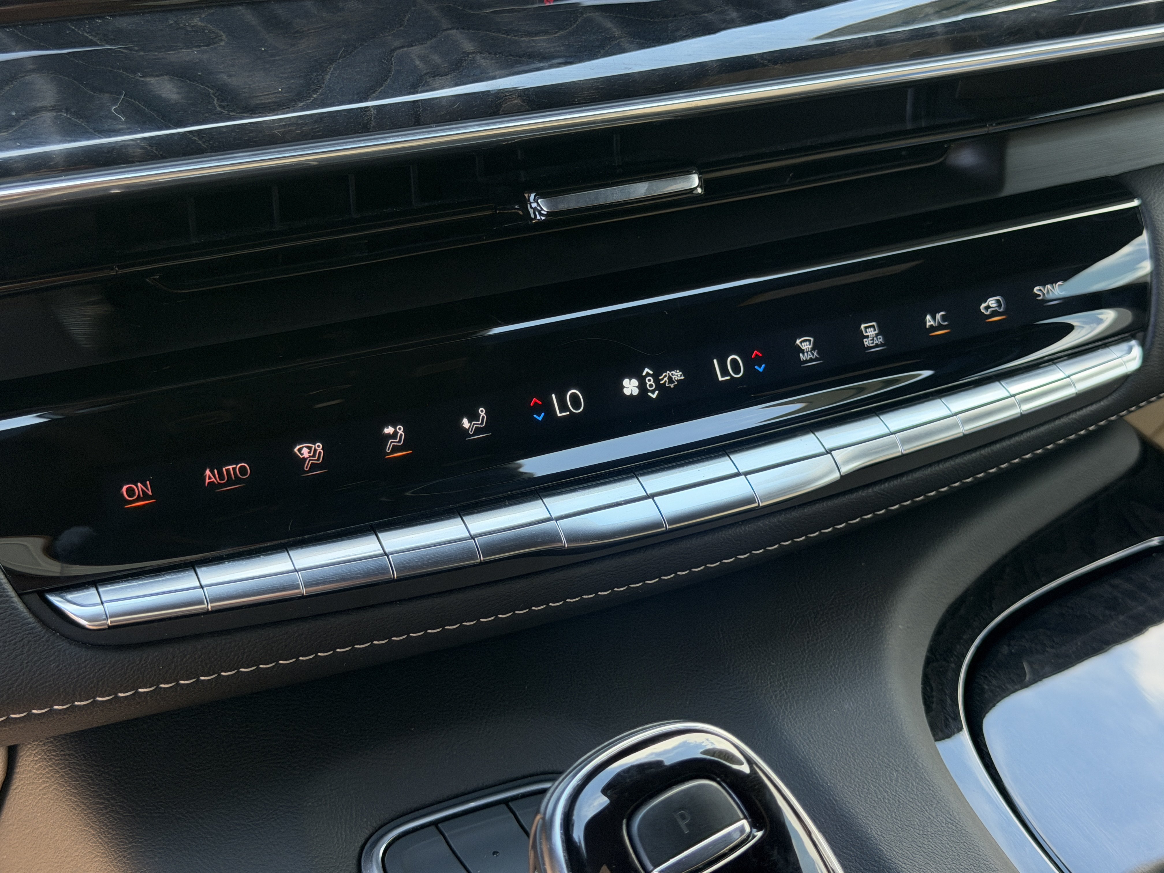 Used 2021 Cadillac Escalade Premium Luxury w/ LPO, Illumination Package AWD/4WD image 28