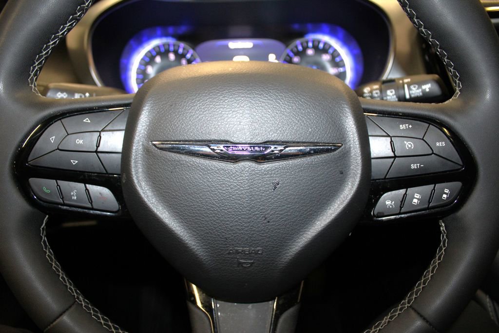 Used 2025 Chrysler Pacifica Limited image 12