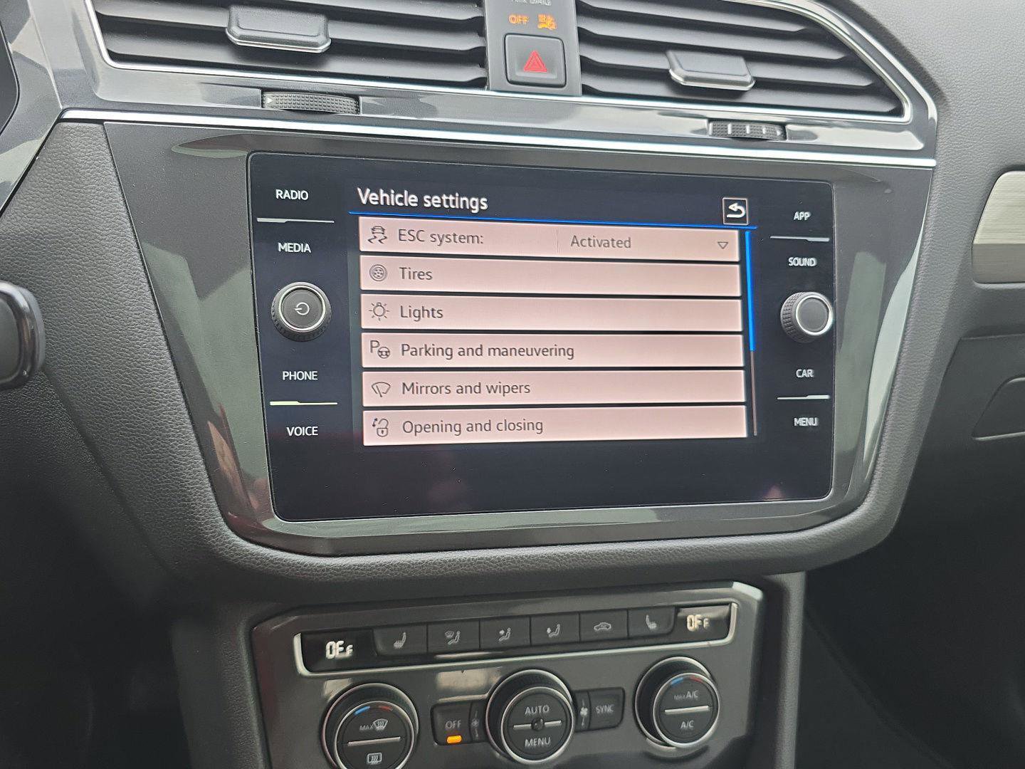 Used 2021 Volkswagen Tiguan SE image 25