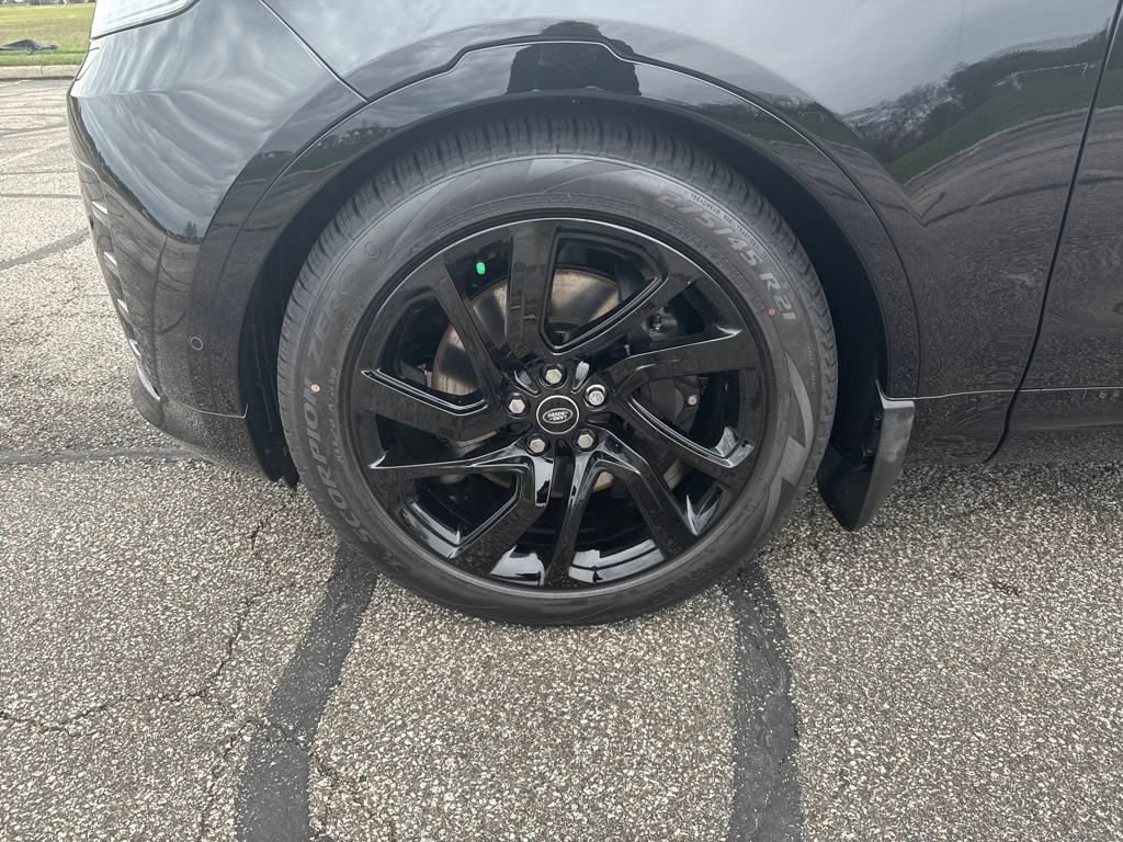 Used 2025 Land Rover Discovery Dynamic SE image 18