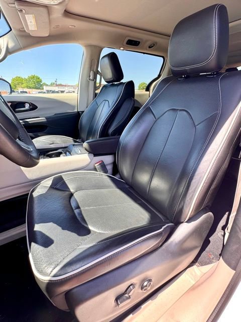 Used 2023 Chrysler Pacifica Limited FWD image 11