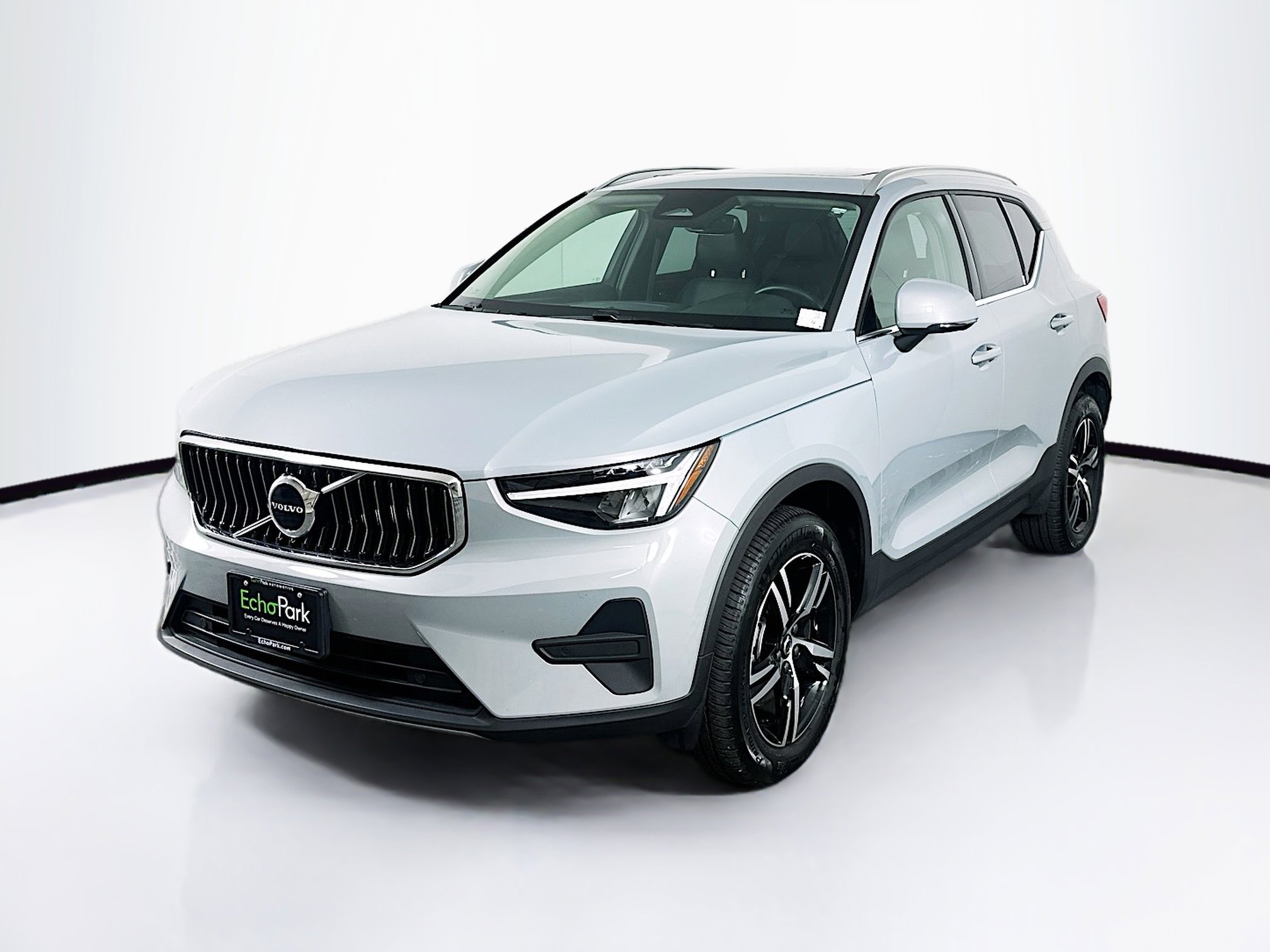 Used 2025 Volvo XC40 B5 Core image 3