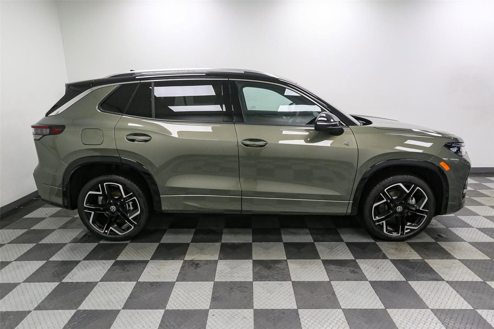 New 2026 Volkswagen Tiguan SEL R-Line AWD/4WD image 8