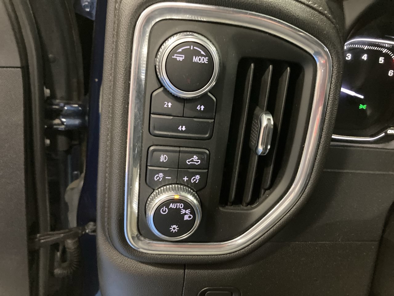 Used 2022 GMC Sierra 2500 SLE w/ SLE Value Package; AWD/4WD image 17