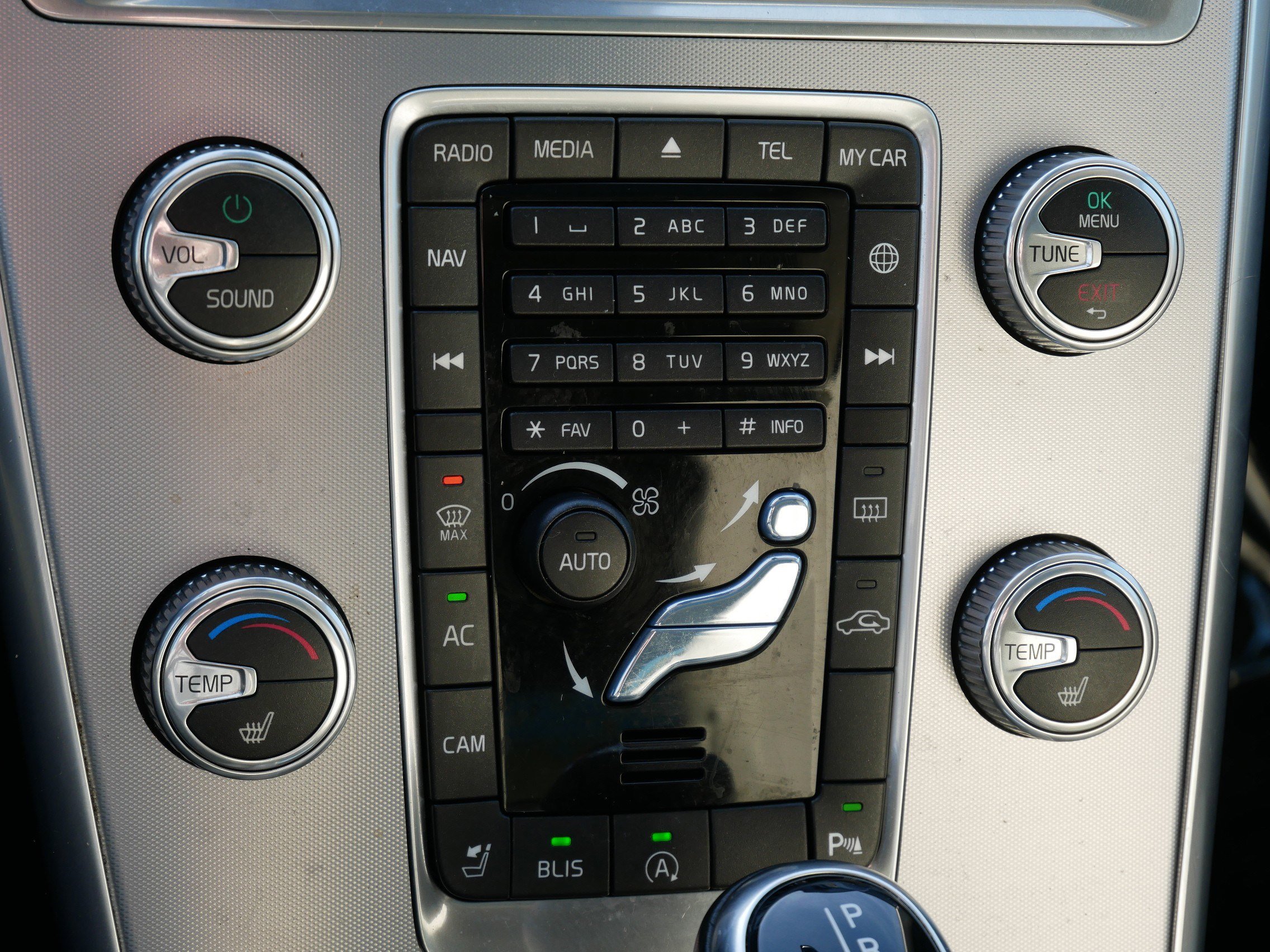 Used 2017 Volvo XC60 T6 Dynamic w/ Preferred Option Package image 23