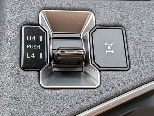 Used 2025 Lexus GX 550 w/ Accessory Package (2T) AWD/4WD image 17