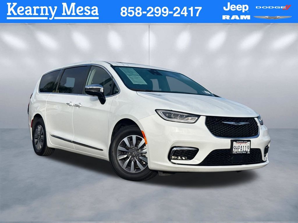 Certified 2023 Chrysler Pacifica Limited FWD image 1