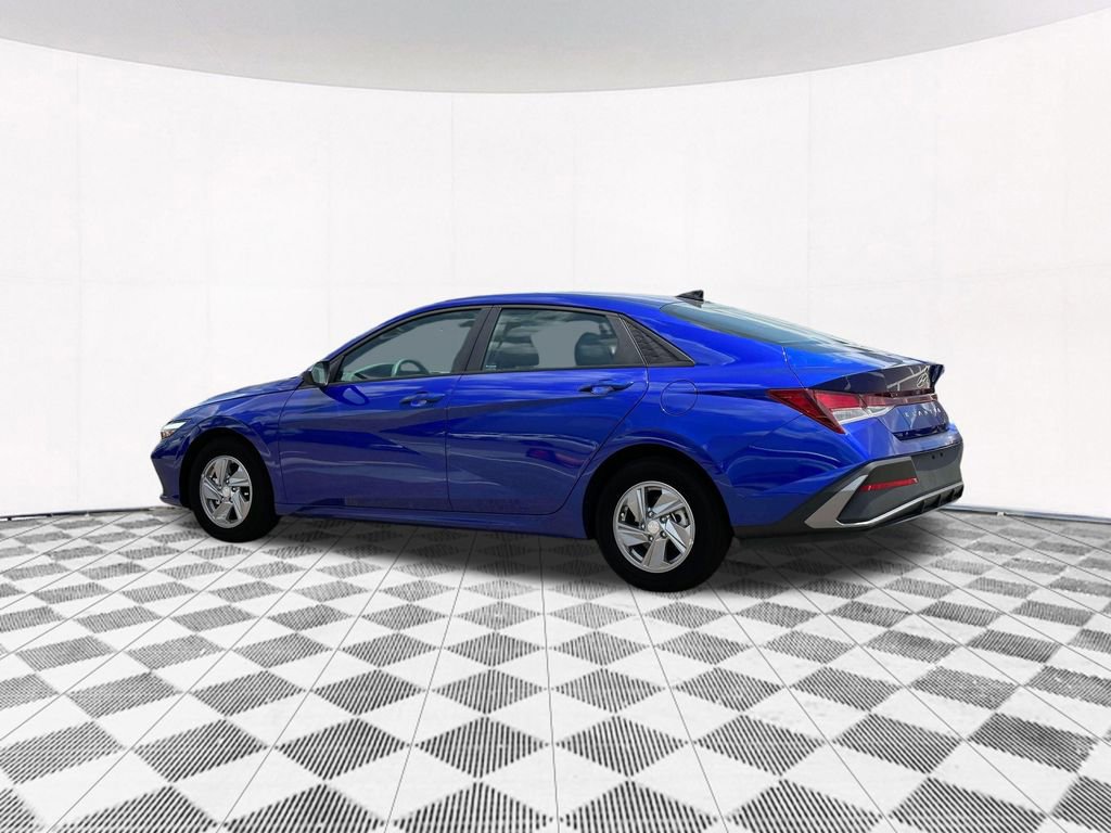 Used 2025 Hyundai Elantra SE image 7