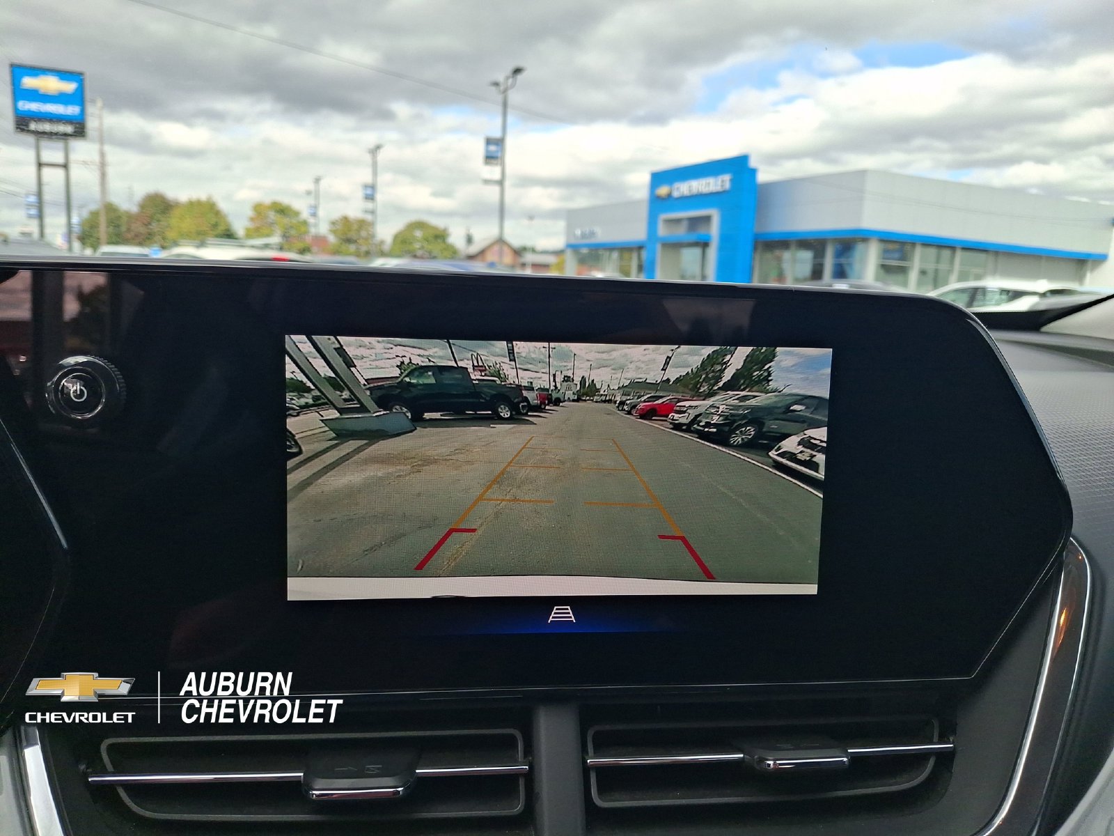 Used 2025 Chevrolet Trax LT FWD image 14