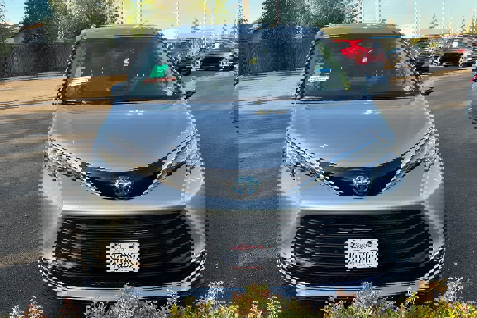 Used 2023 Toyota Sienna XLE image 2