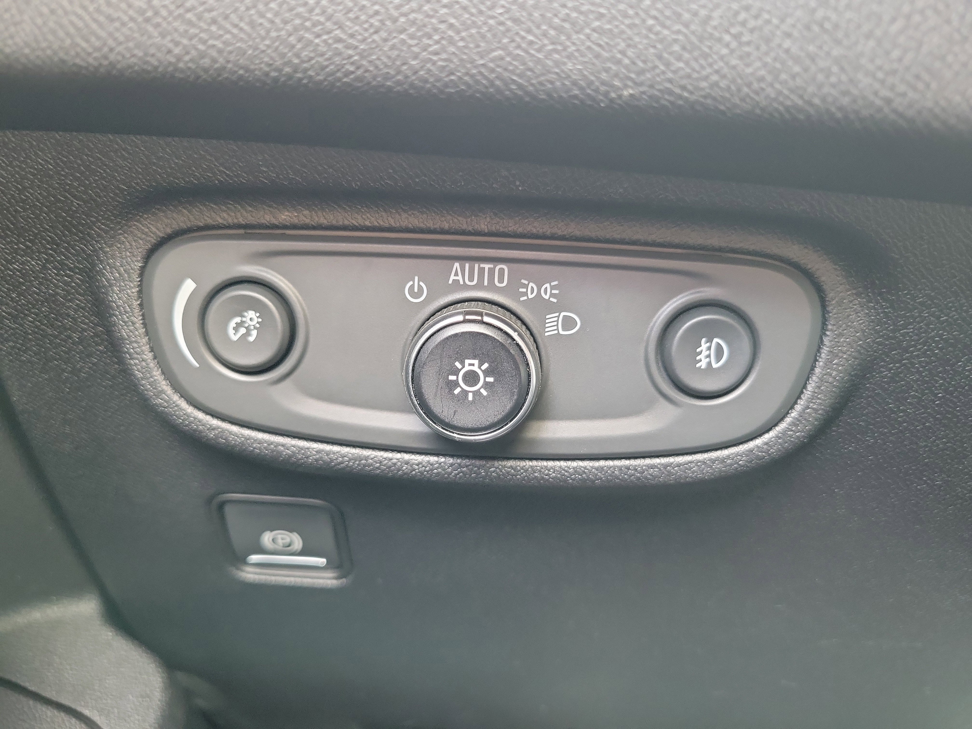 Used 2018 GMC Terrain Denali w/ Advanced Safety Package image 24