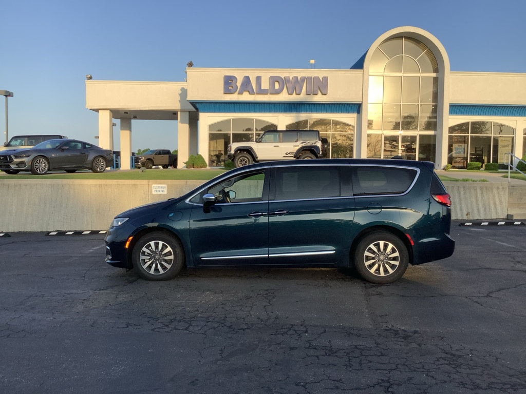Used 2023 Chrysler Pacifica Limited FWD image 4