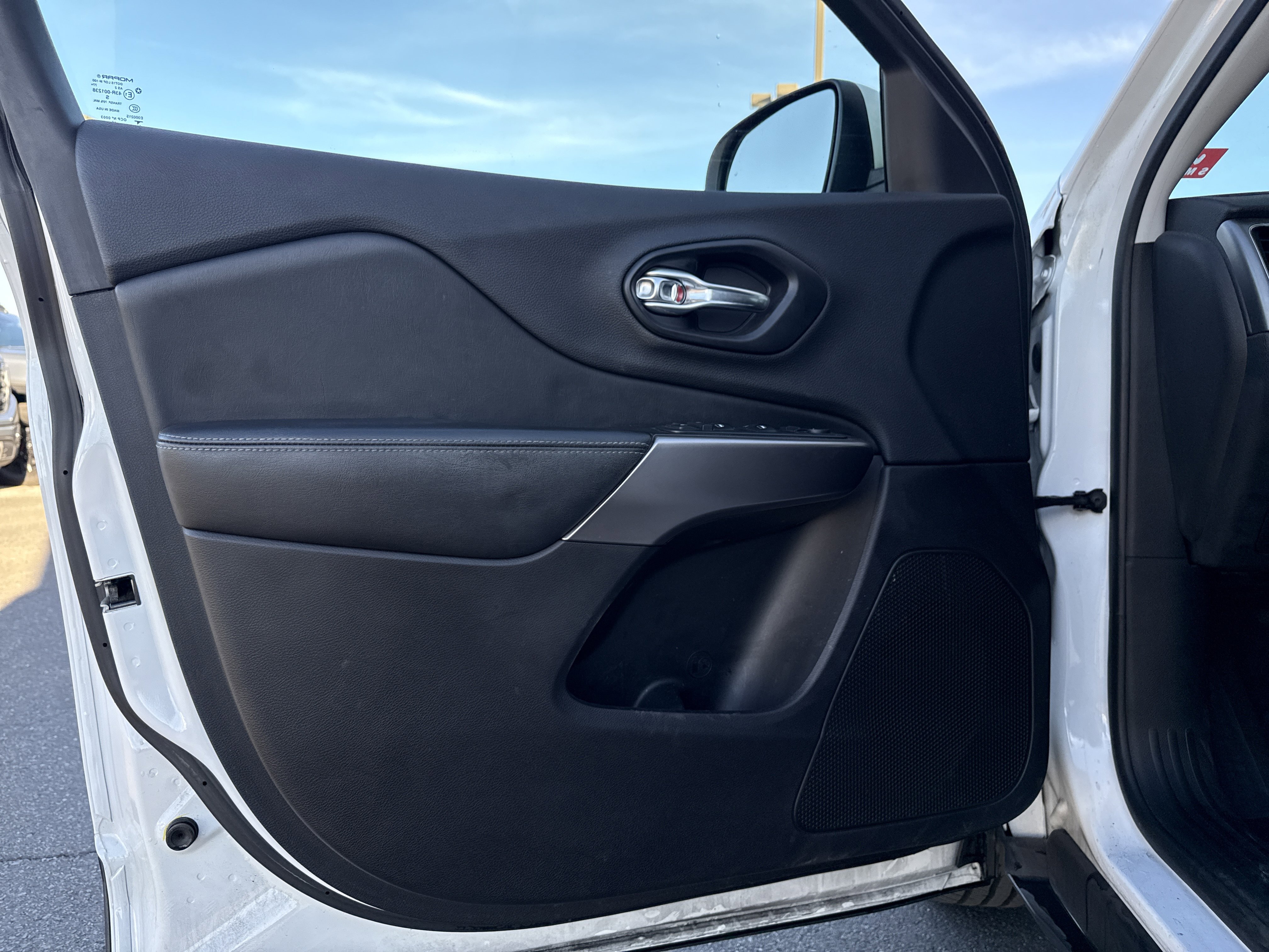 Used 2019 Jeep Cherokee Latitude w/ Popular Appearance Group image 9