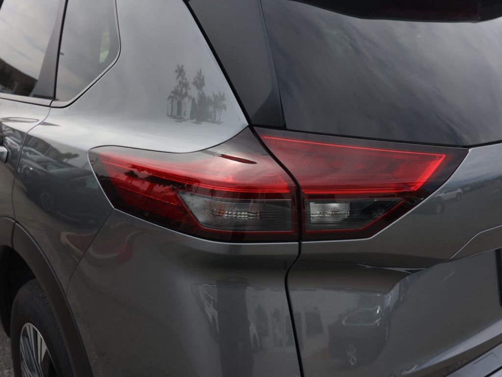 Used 2023 Nissan Rogue SV image 7