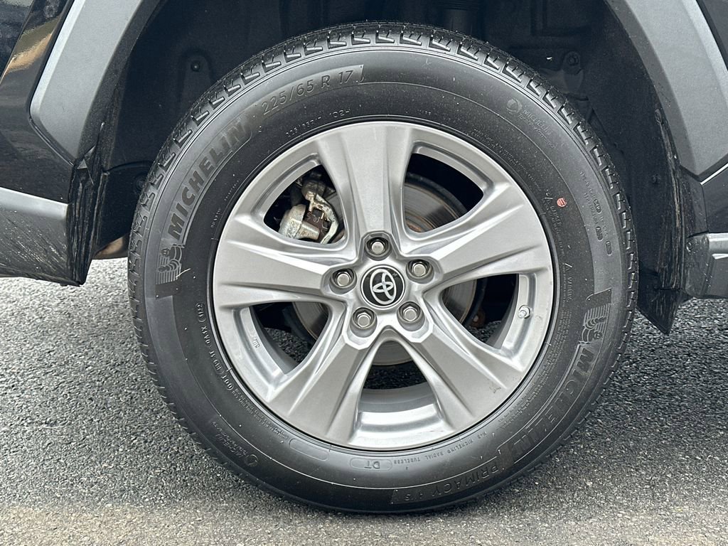 Used 2022 Toyota RAV4 LE image 7