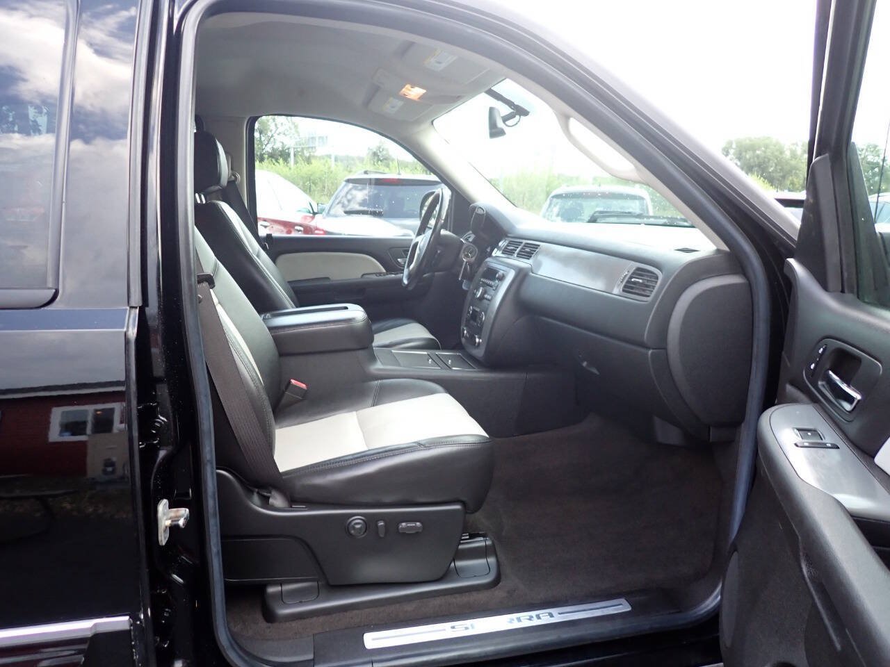 Used 2008 GMC Sierra 1500 SLT w/ All-Terrain Package AWD/4WD image 9