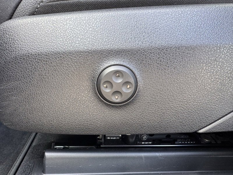 Used 2025 Mercedes-Benz GLC 350e 4MATIC image 24