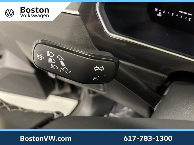 Used 2024 Volkswagen Tiguan SE w/ Panoramic Sunroof Package image 19