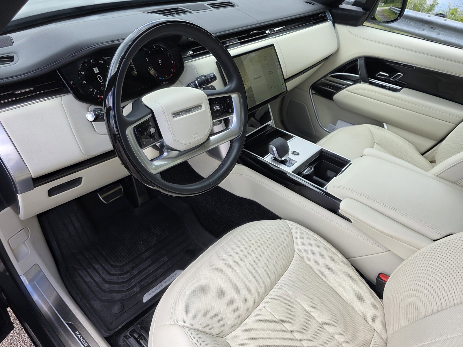 Certified 2025 Land Rover Range Rover SE image 11