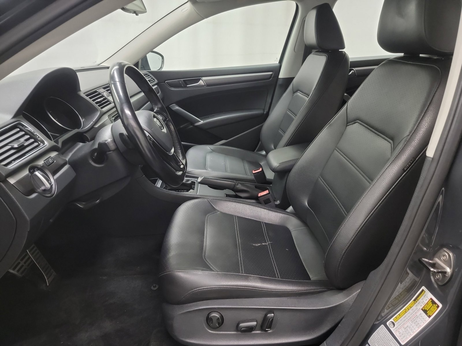 Used 2017 Volkswagen Passat 1.8T R-Line w/ R-Line Lighting Package image 12