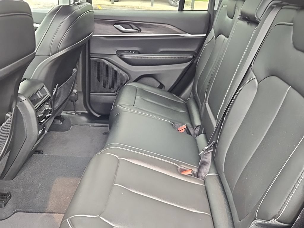 Certified 2023 Jeep Grand Cherokee Limited w/ Black Appearance Package AWD/4WD image 13