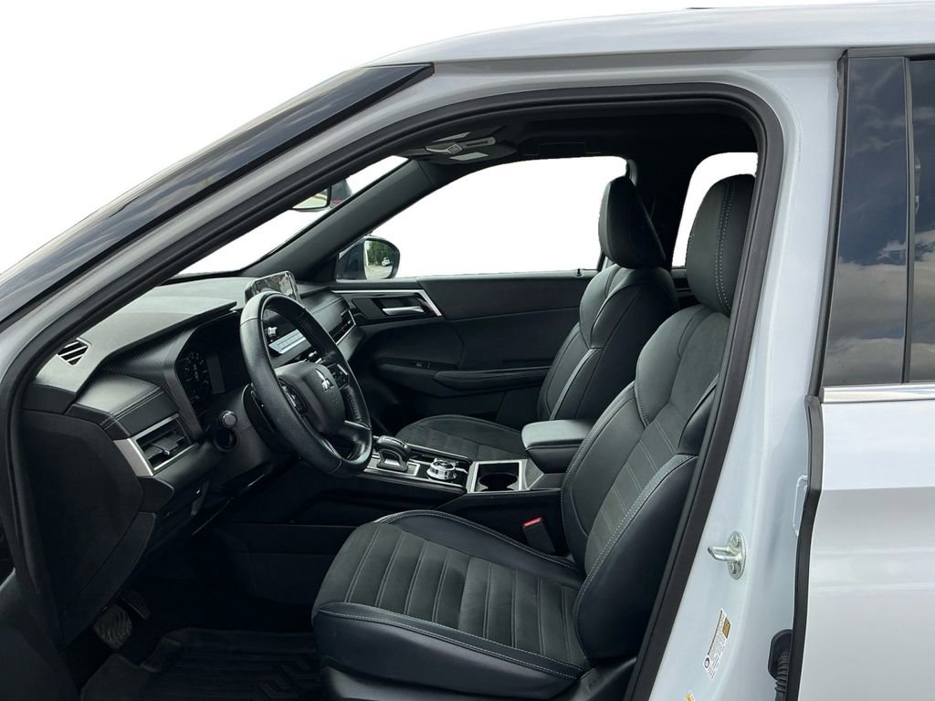 Used 2024 Mitsubishi Outlander SE Black Edition FWD image 14