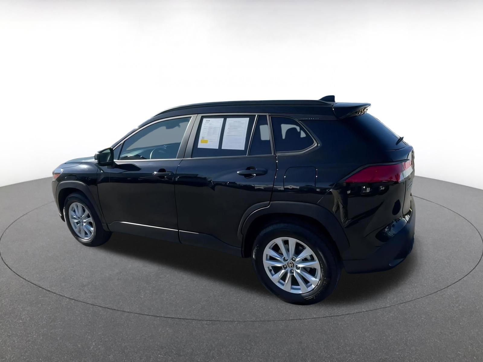 Used 2025 Toyota Corolla Cross LE image 10