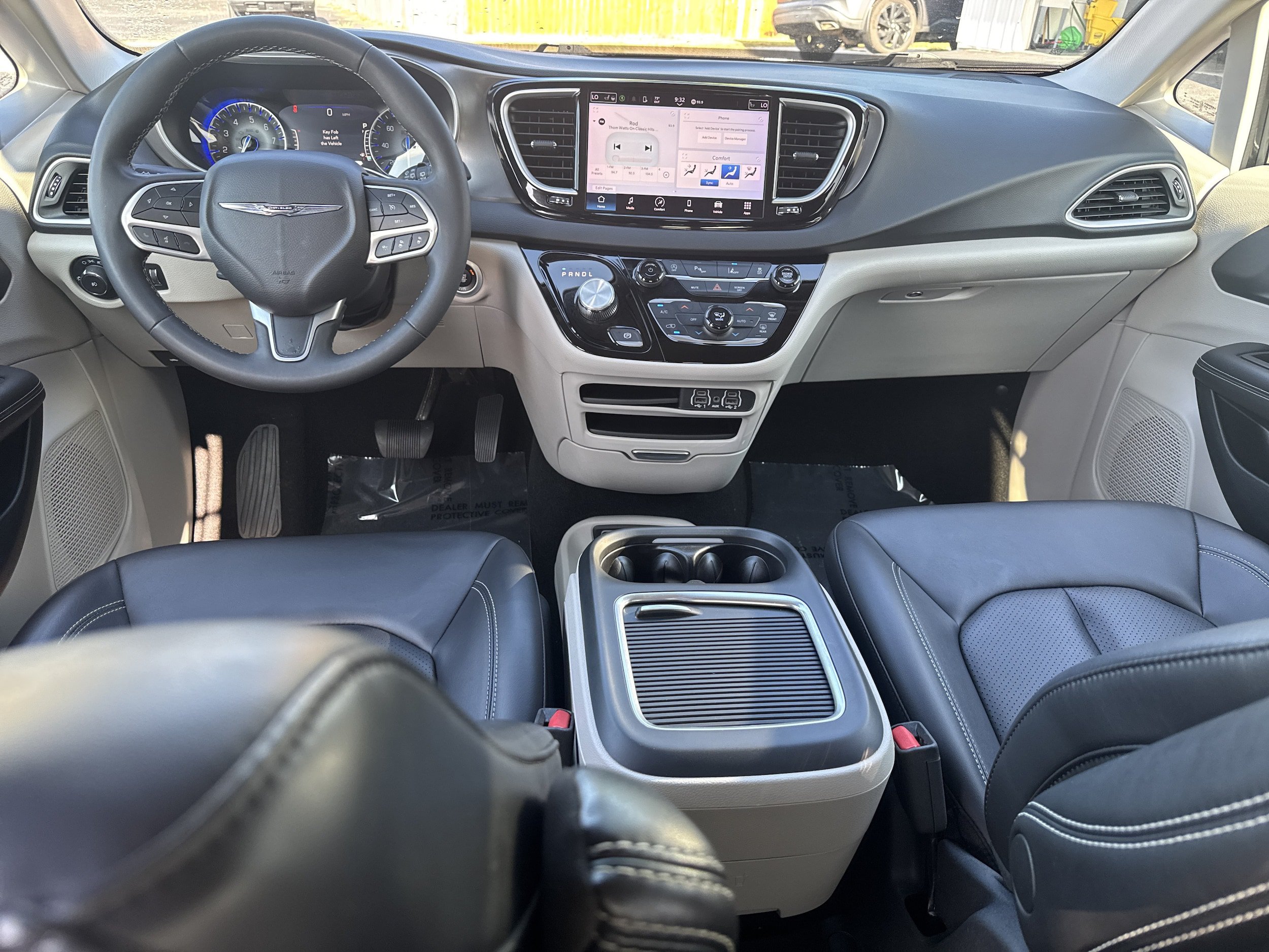 Used 2024 Chrysler Pacifica Touring-L FWD image 14