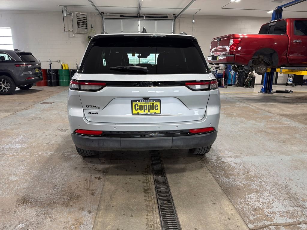 Used 2025 Jeep Grand Cherokee Altitude image 60