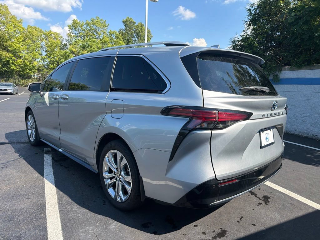 Used 2024 Toyota Sienna Platinum FWD image 3