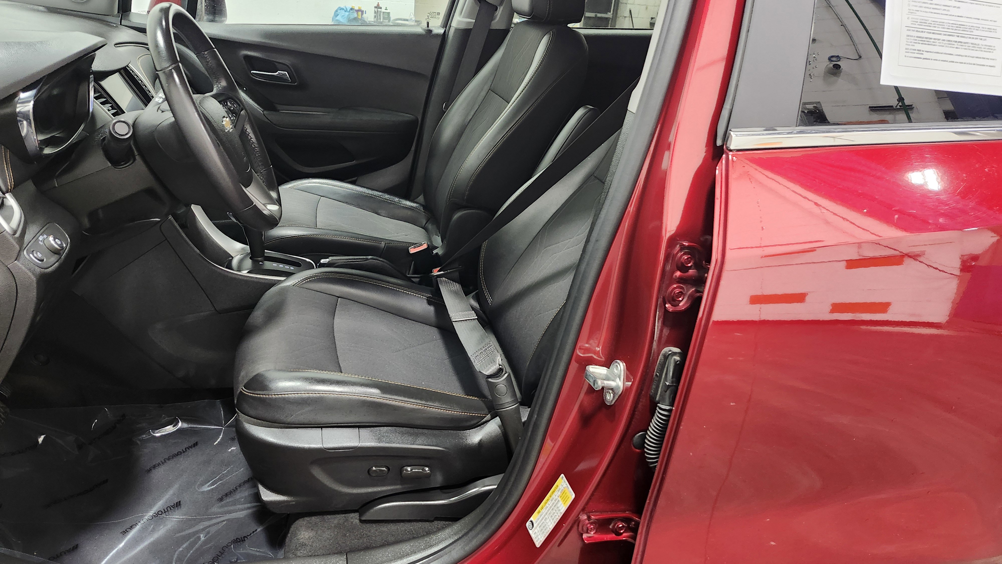 Used 2020 Chevrolet Trax LT w/ LT Convenience Package image 22