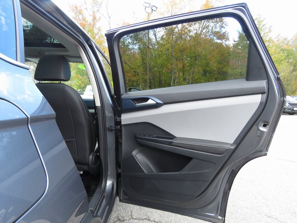 Used 2024 Volkswagen Taos SE w/ Panoramic Sunroof Package image 16
