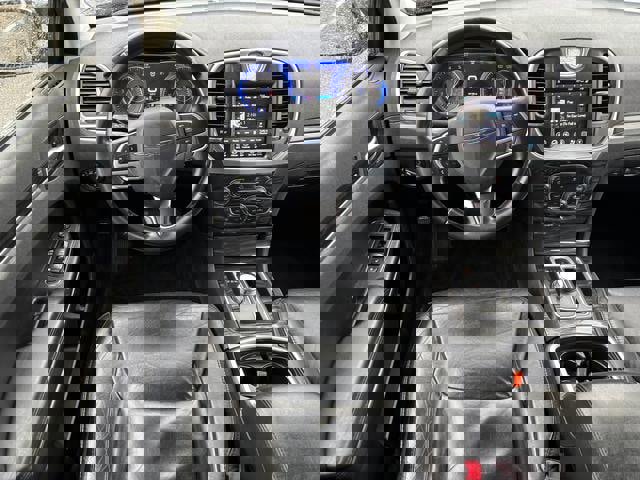 Used 2017 Chrysler 300 Touring w/ Value Package image 18