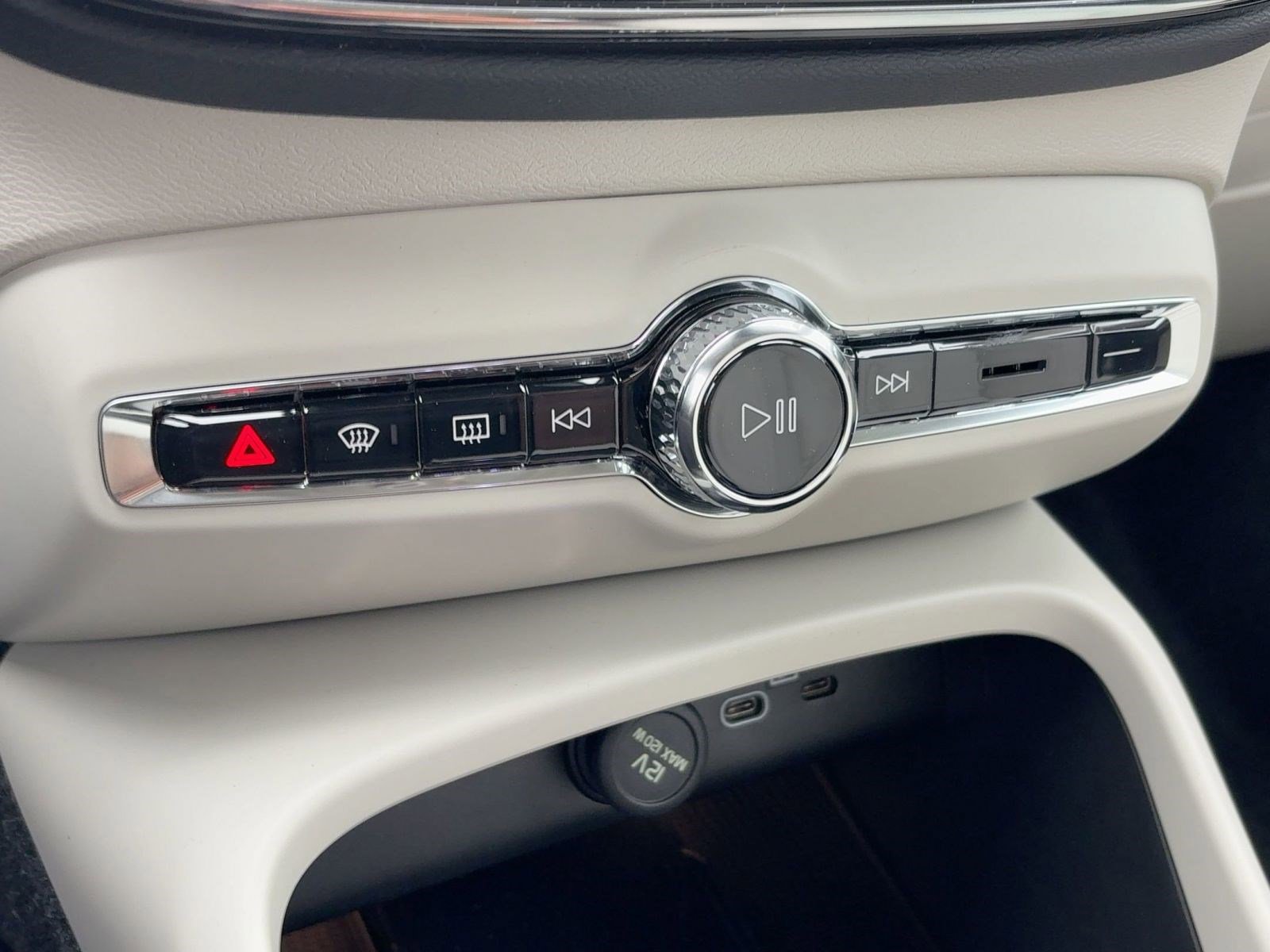 New 2026 Volvo XC40 B5 Ultra w/ Protection Package image 16