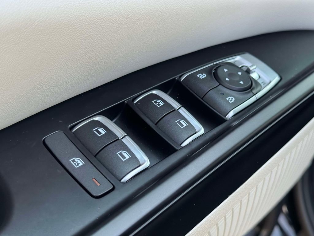 Used 2024 Kia Carnival LX FWD image 16