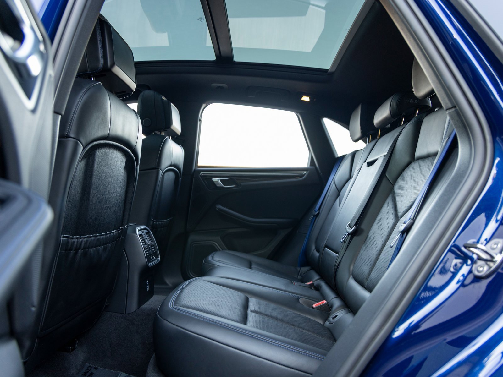 Certified 2024 Porsche Macan image 40