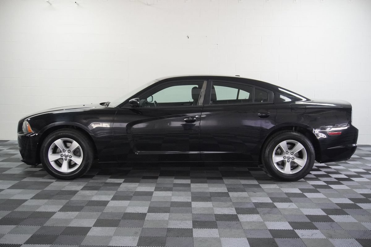 Used 2013 Dodge Charger SE w/ Connectivity Group RWD image 2