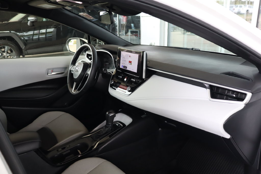 Used 2025 Toyota Corolla SE w/ SE Package FWD image 31