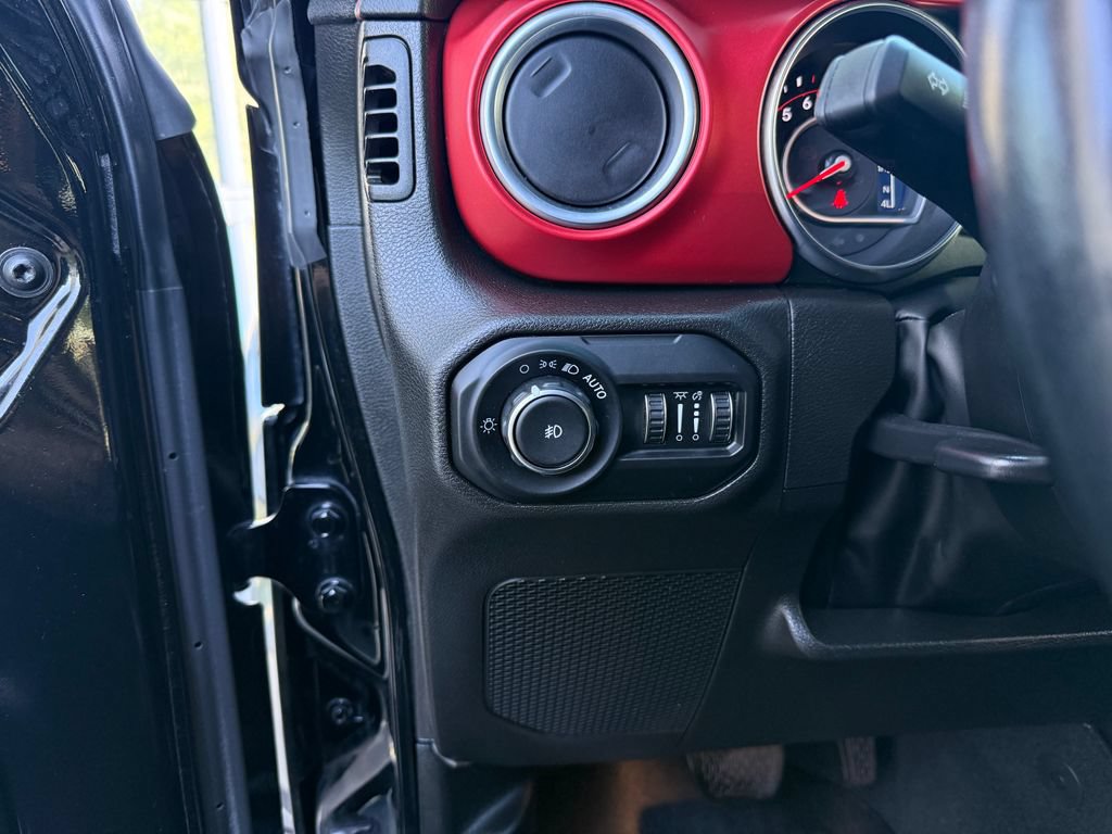 Used 2022 Jeep Wrangler Unlimited Rubicon w/ LED Lighting Group AWD/4WD image 29