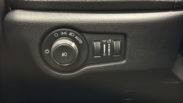 New 2026 Chrysler Pacifica Select AWD/4WD image 38