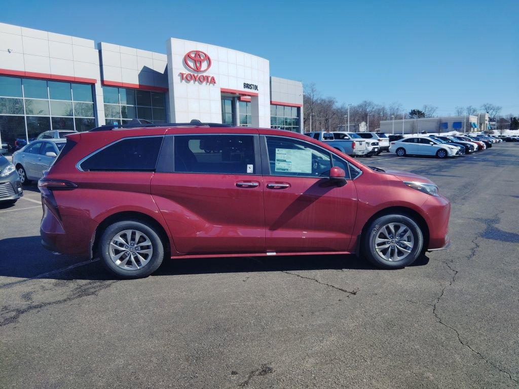 New 2026 Toyota Sienna XLE image 4