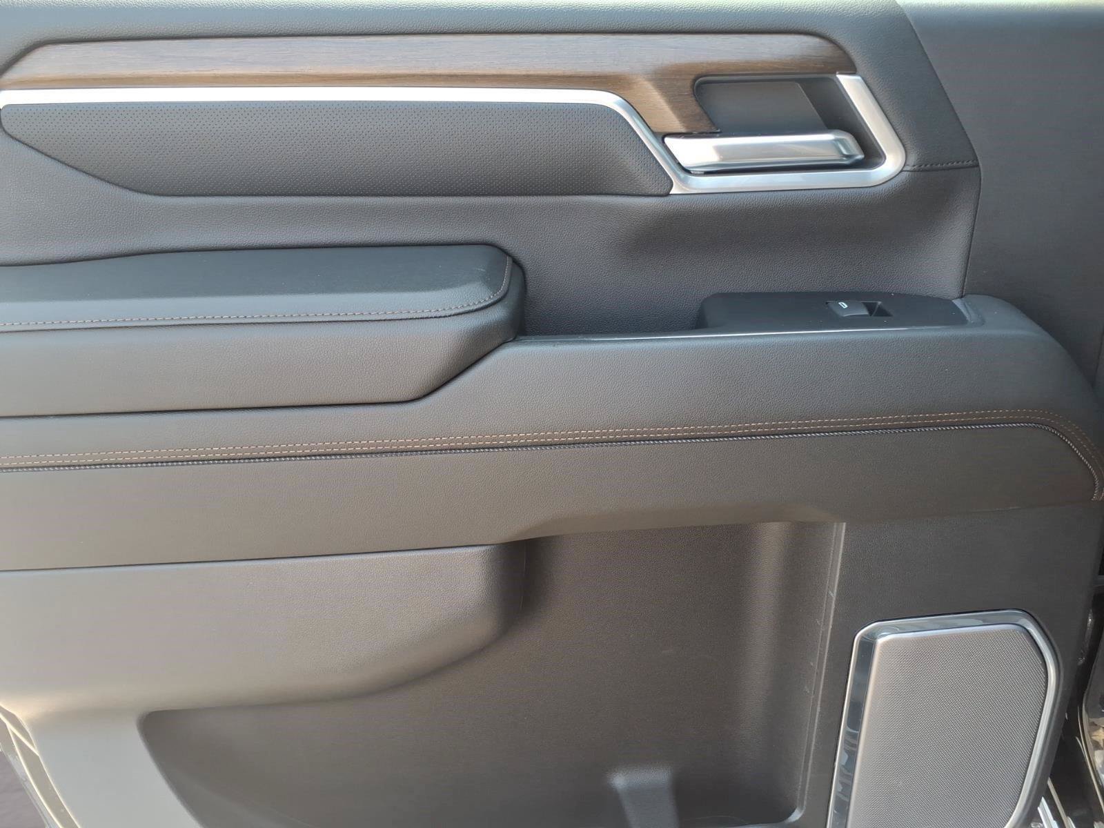 Used 2024 Chevrolet Silverado 2500 High Country w/ High Country Premium Package AWD/4WD image 13