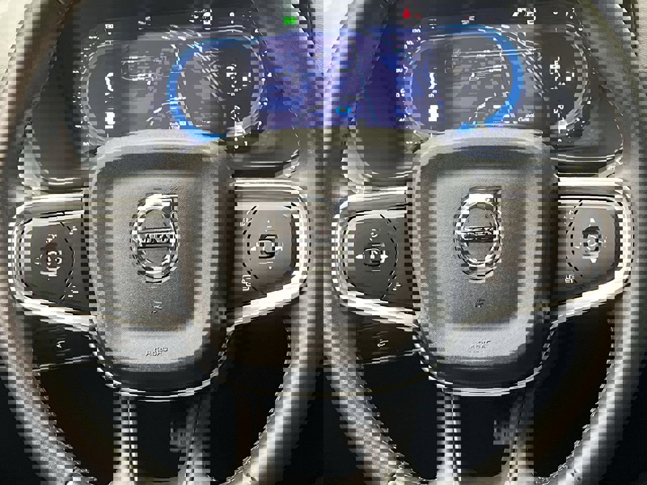 Used 2025 Volvo XC40 B5 Core image 15