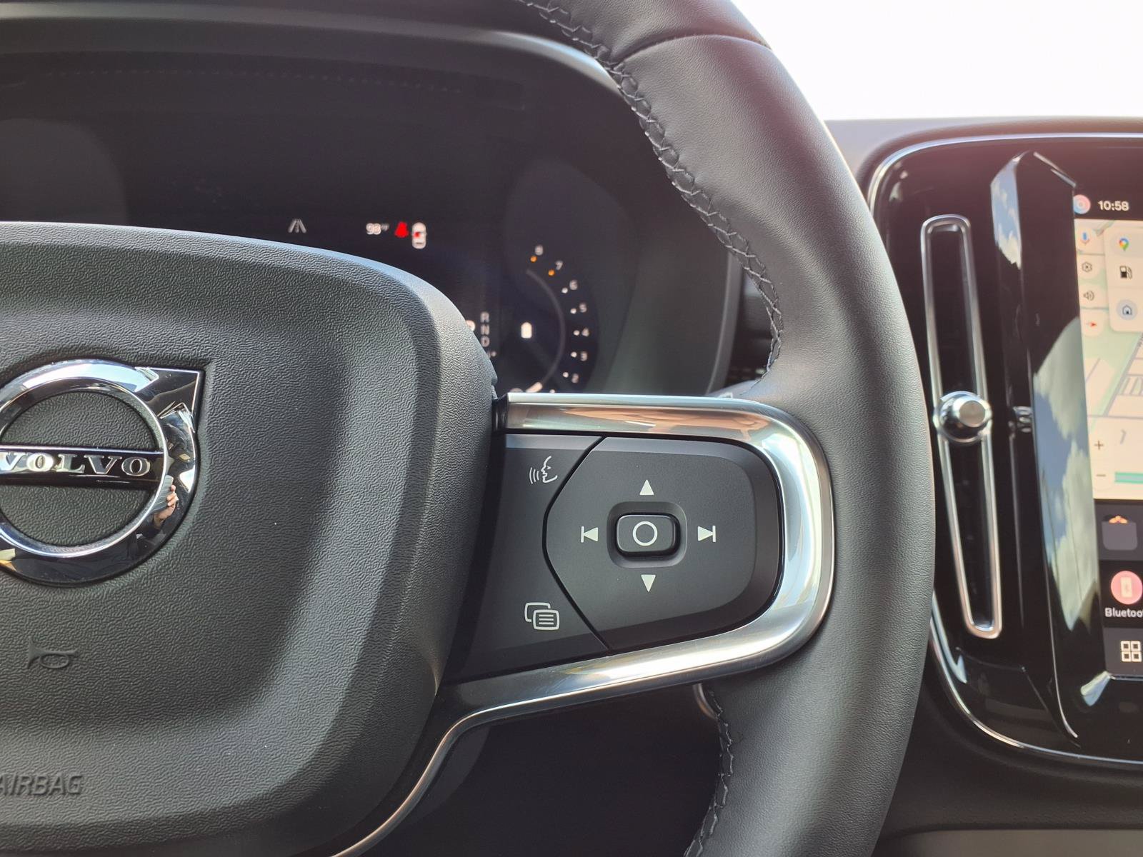 Certified 2025 Volvo XC40 B5 Ultra AWD/4WD image 28