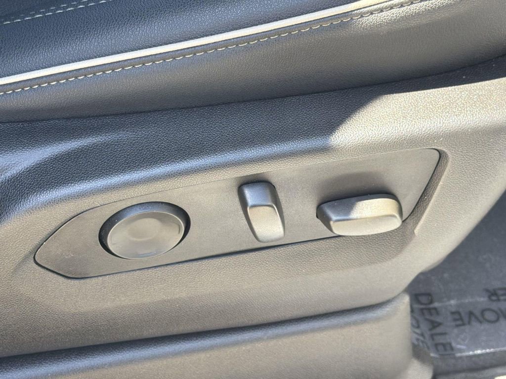 Used 2023 GMC Yukon XL SLT w/ SLT Premium Package AWD/4WD image 34