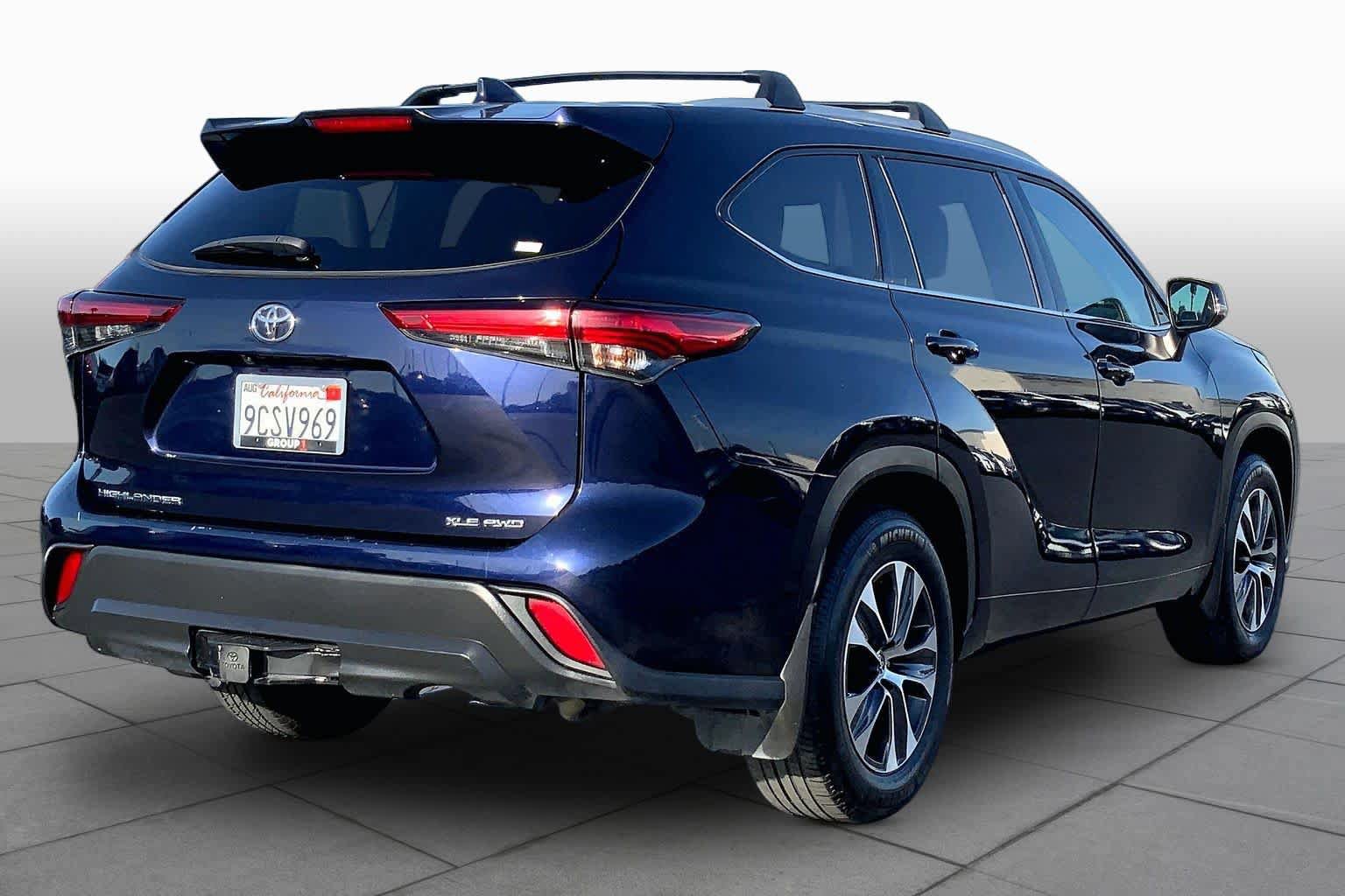 Used 2022 Toyota Highlander XLE AWD/4WD image 12