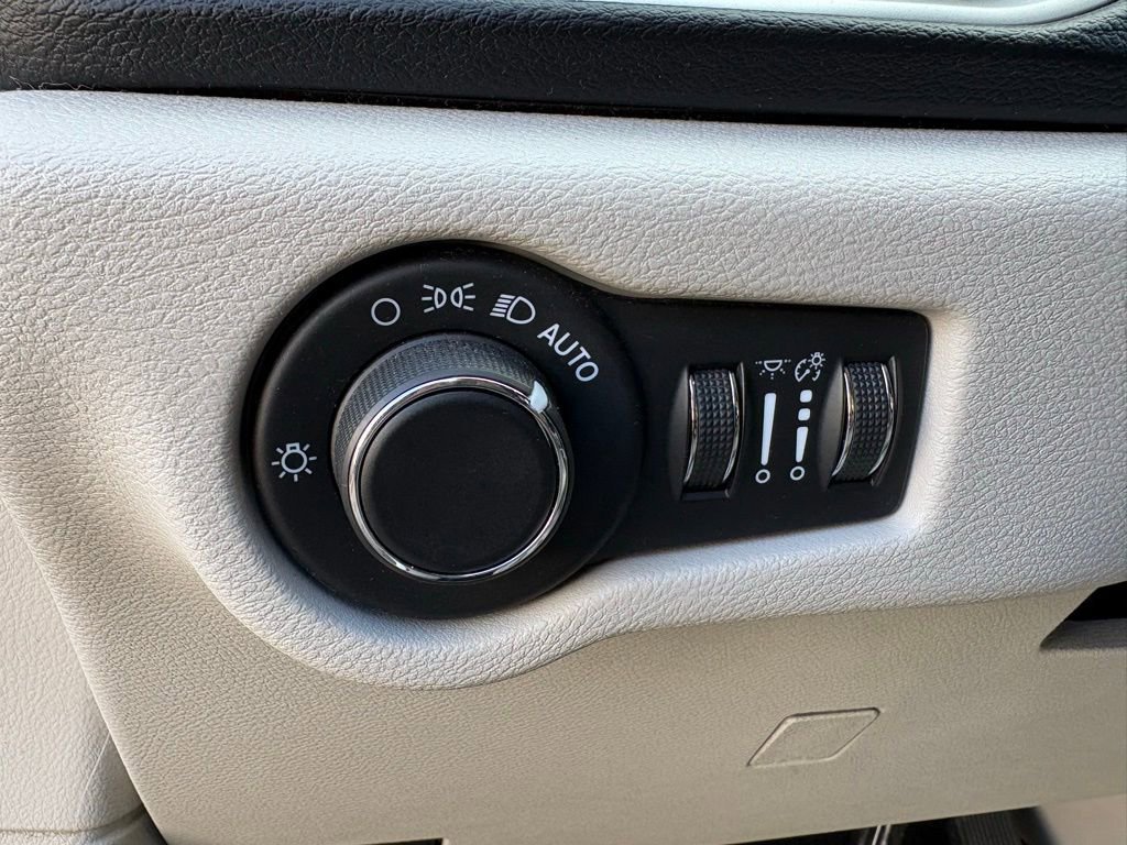 Used 2021 Chrysler Voyager Lxi FWD image 20