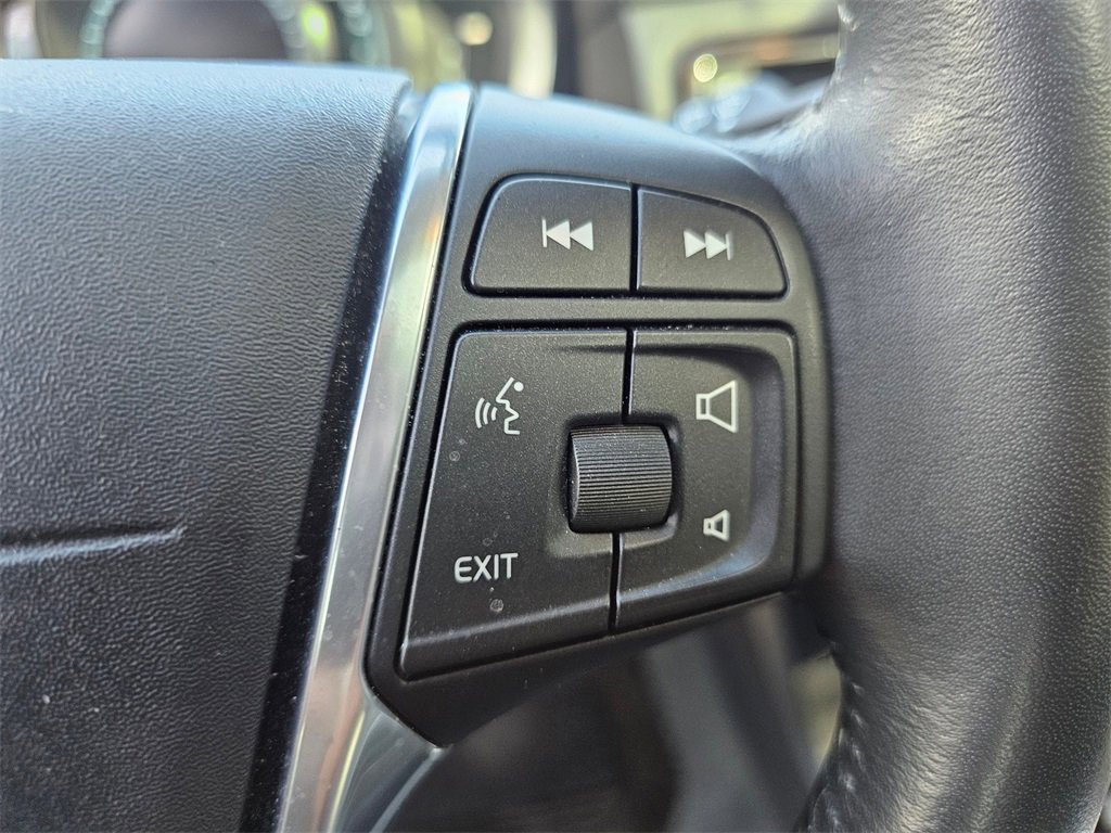 Used 2016 Volvo XC70 T5 Premier w/ Proximity Package image 22