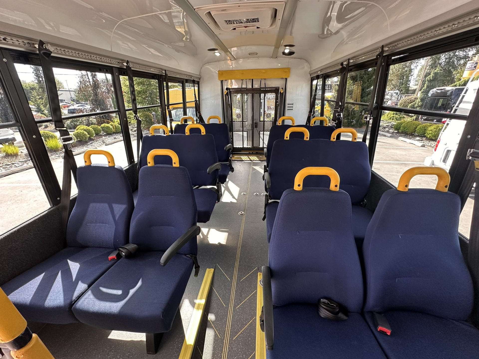 Used 2015 Chevrolet Express 4500 RWD image 8